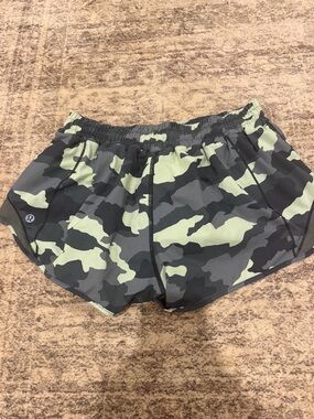 LULULEMON Hotty Hot Shorts 2.5” Camo Size 6